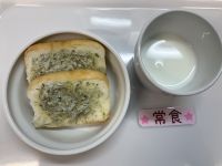 《常食》おやつはじゃこトーストパンです。