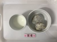 〈常食〉牛乳梅おかかおにぎり