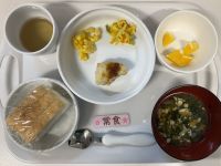 〈常食〉ジャム米粉パンかじきのステーキコーンと人参入りアスパラソテーすまし汁オレンジとうもろこし