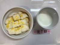 《離乳食完了期》おやつはコーンマヨネーズパンです。