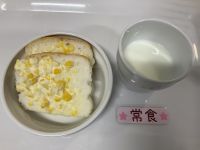 《常食》おやつはコーンマヨネーズパンです。
