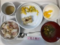 〈完了〉ジャム米粉パンかじきのステーキコーンと人参入りアスパラソテーすまし汁オレンジとうもろこし