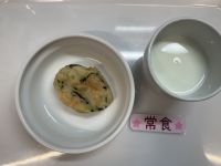 《常食》おやつは小松菜のポテト風おやきです。