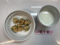 《離乳食完了期》おやつは小松菜のポテト風おやきです。