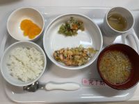 《離乳食完了期》給食はご飯　鮭のちゃんちゃん焼き　ブロッコリーとしらすのおかか和え　すまし汁　みかん缶です。