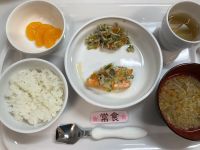 《常食》給食はご飯　鮭のちゃんちゃん焼き　ブロッコリーとしらすのおかか和え　すまし汁　みかん缶です。