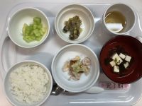《離乳食完了期》給食はご飯　鶏肉のネギだれ煮　なすとズッキーニの味噌炒め　すまし汁　メロンです。