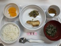《常食》給食はご飯　かれいの梅照り焼き　なすとズッキーニの味噌炒め　すまし汁　みかん缶です。