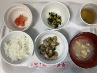 〈完了 常食〉ご飯なすと鶏ももの煮物小松菜のり和え味噌汁すいか