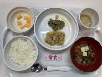 《常食》給食はご飯　鶏肉のネギだれ煮　なすとズッキーニの味噌炒め　すまし汁　メロンです。