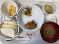 〈常食〉米粉パン鮭のタンドリー焼き切り干し大根とひじきのサラダきのこスープもも