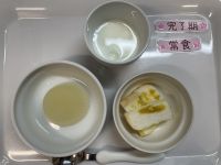 《離乳食完了期》《常食》おやつはりんごゼリー　手作りラスクカレーです。