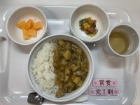 《離乳食完了期》《常食》給食は夏野菜カレー　オクラの3色サラダ　メロンです。