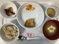 〈常食〉きのことツナの炊き込みご飯かじきの竜田焼きかぶと人参の甘酢漬味噌汁ぶどう