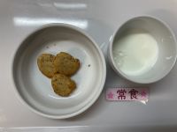 《常食》おやつはごまみそクラッカーです。