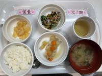 《離乳食完了期》《常食》給食はご飯　かれいと里芋の煮物　ひじきサラダ　味噌汁　桃缶です。
