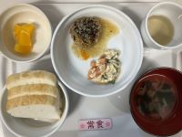 〈常食〉米粉パン和風ハンバーグ豆腐の味噌風味サラダわかめスープオレンジ