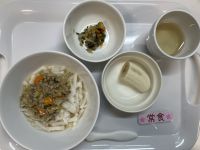 《常食》 給食は広東麺風うどん　切り干し大根とひじきの和え物　バナナです。
