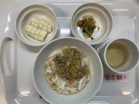 《離乳食完了期》給食は広東麺風うどん　切り干し大根とひじきの和え物　バナナです。