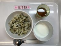 《離乳食完了期】おやつはほうれん草おかかご飯です。