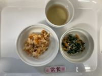 〈常食〉ナポリタンうどんほうれん草としらすの和え物