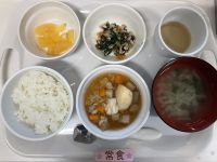 《常食》給食はご飯　かれいと里芋の煮物　ひじきサラダ　味噌汁　桃缶です。