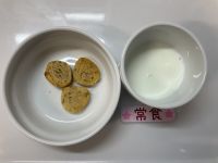 《常食》おやつは胡麻味噌クラッカーです。